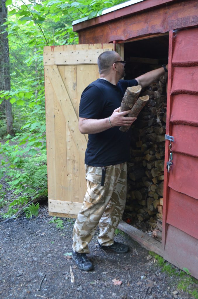 когда берете шале, целый сарайчик (cabanon) дров в ваше расположения, а если сняли палатку дрова покупать нужно отдельно