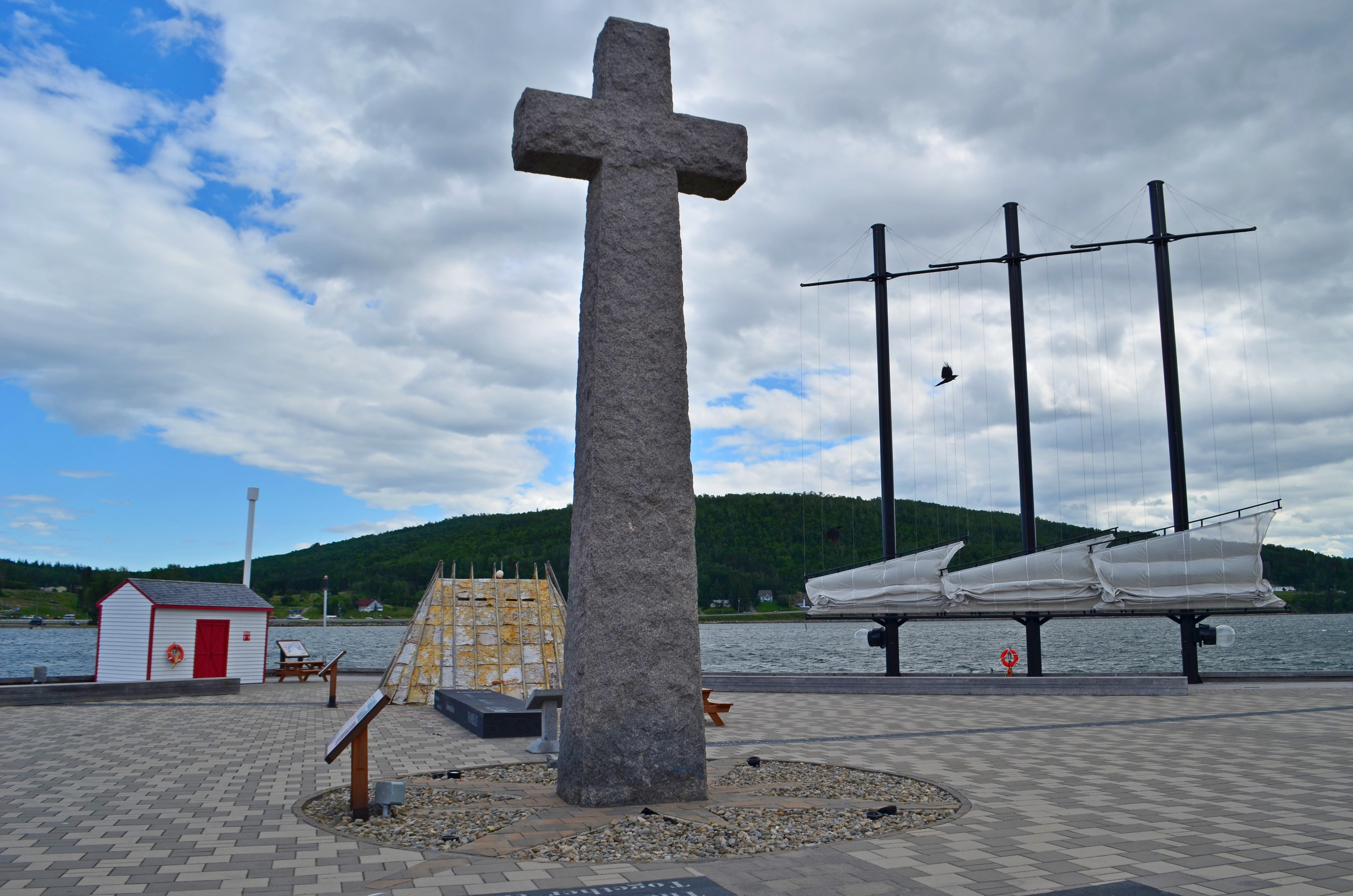 Жак Картье с моряками установил 10-метровый крест