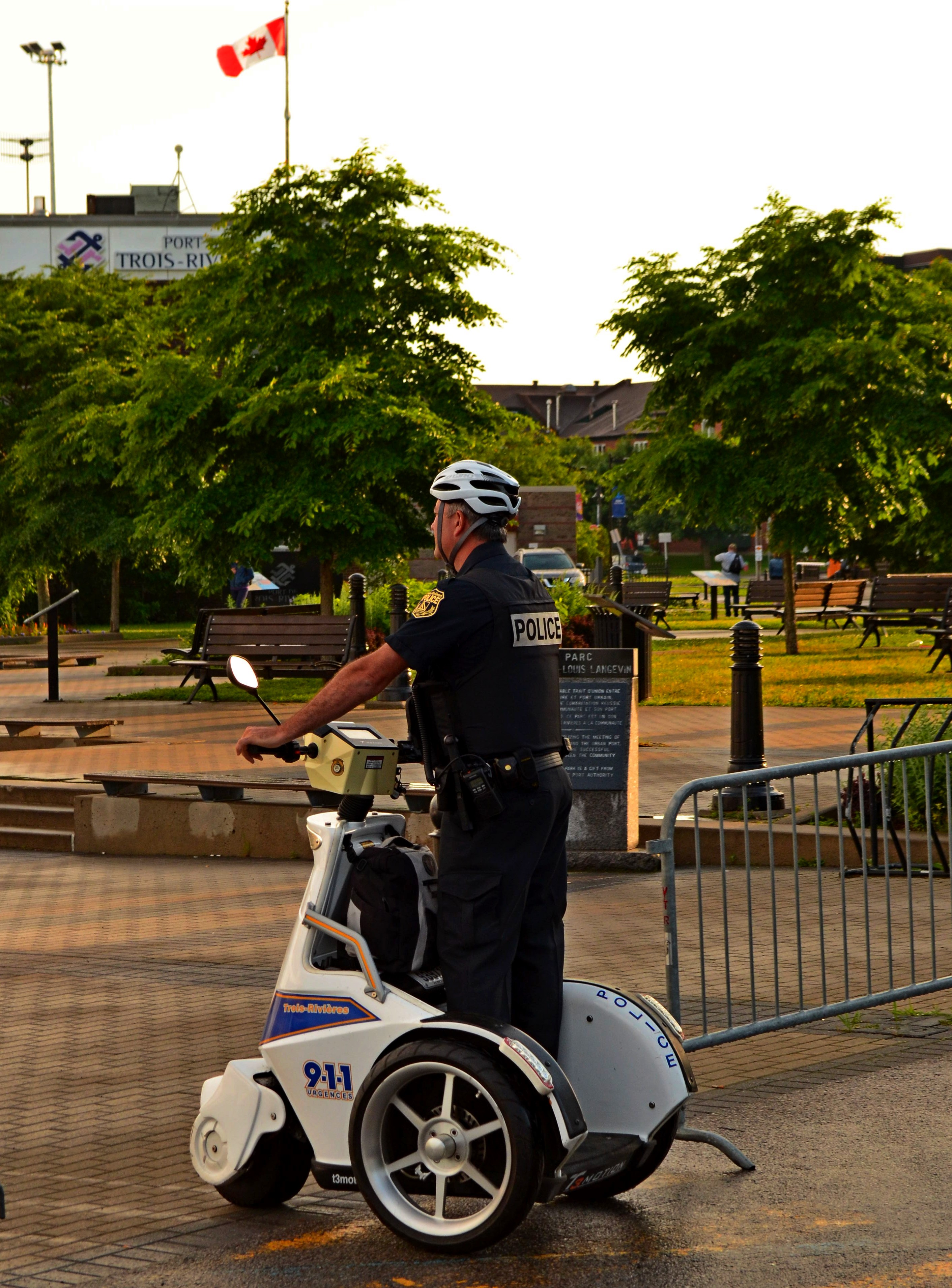 полиция делает свое дело патрулируя город.