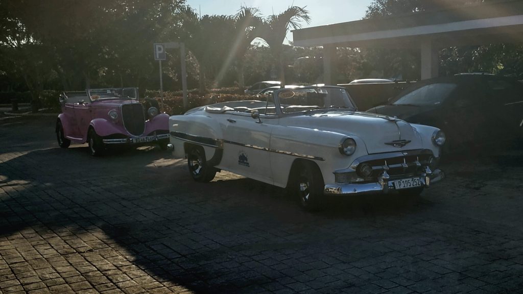 Жители Кубы передвигаются по стране с помощью автостопа